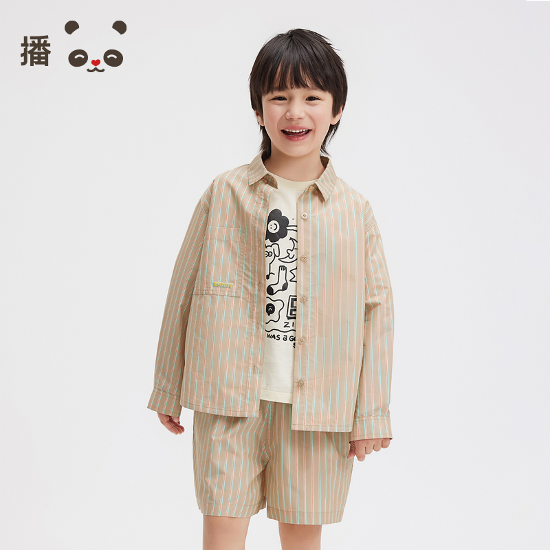 时尚翻领，单排扣设计