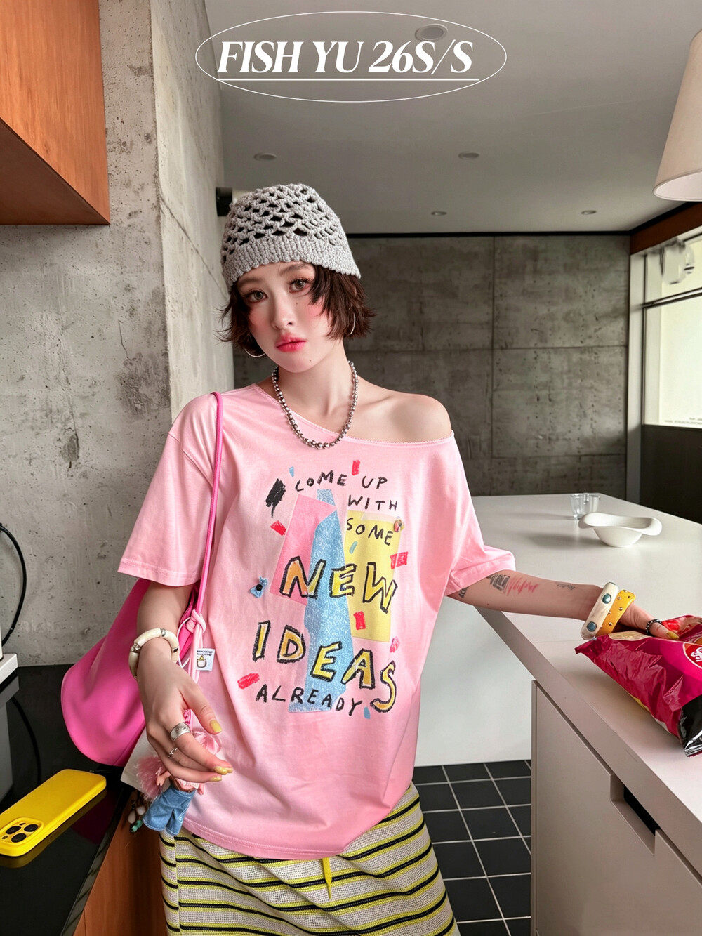 FISH YU夏韩版手绘蜡笔涂鸦字母印花领口花边设计斜肩短袖T恤女
