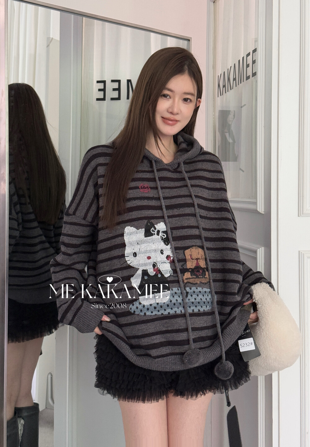 KAKAMEE冬新品卡通KT喷猫画条纹设计毛球连帽软糯北极绒毛衣S232