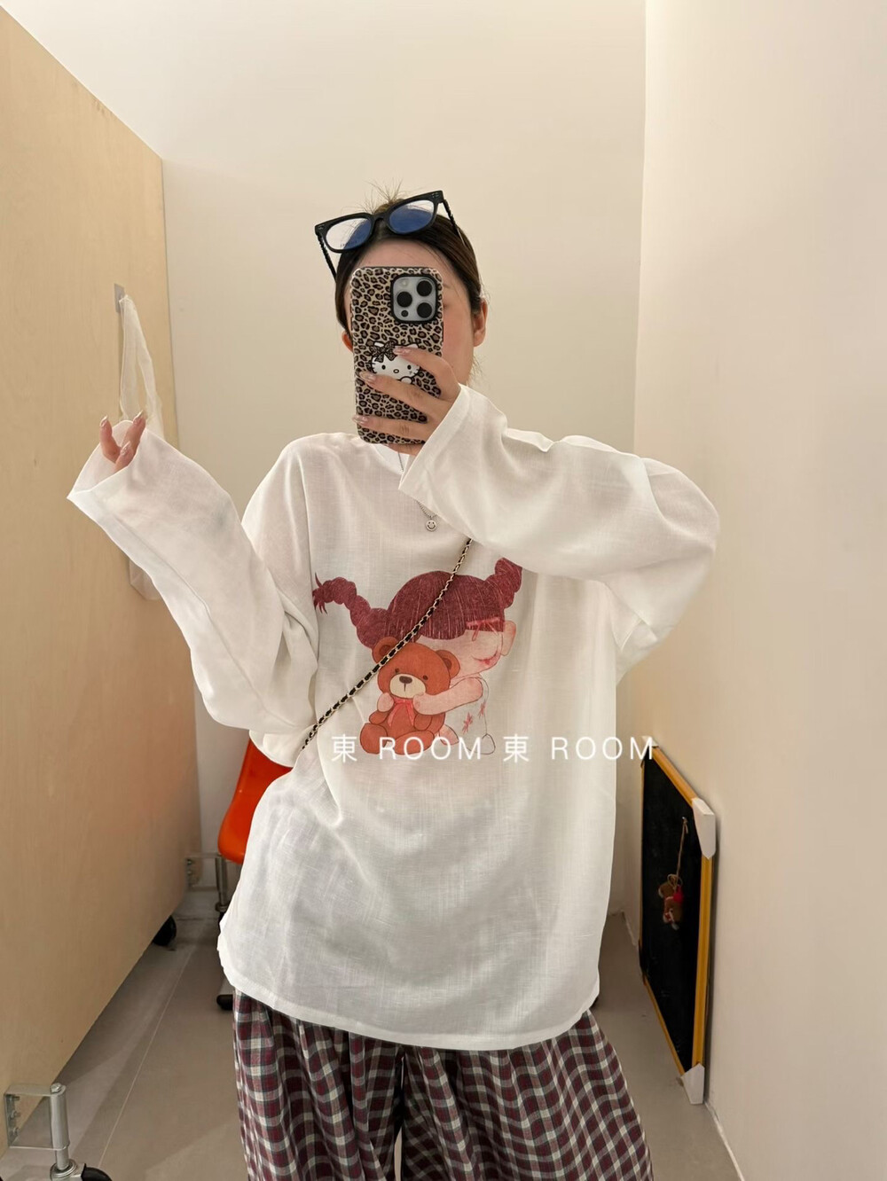 東ROOM秋新款韩版卡通童趣感圆领宽松抱熊图案印花长袖T恤女