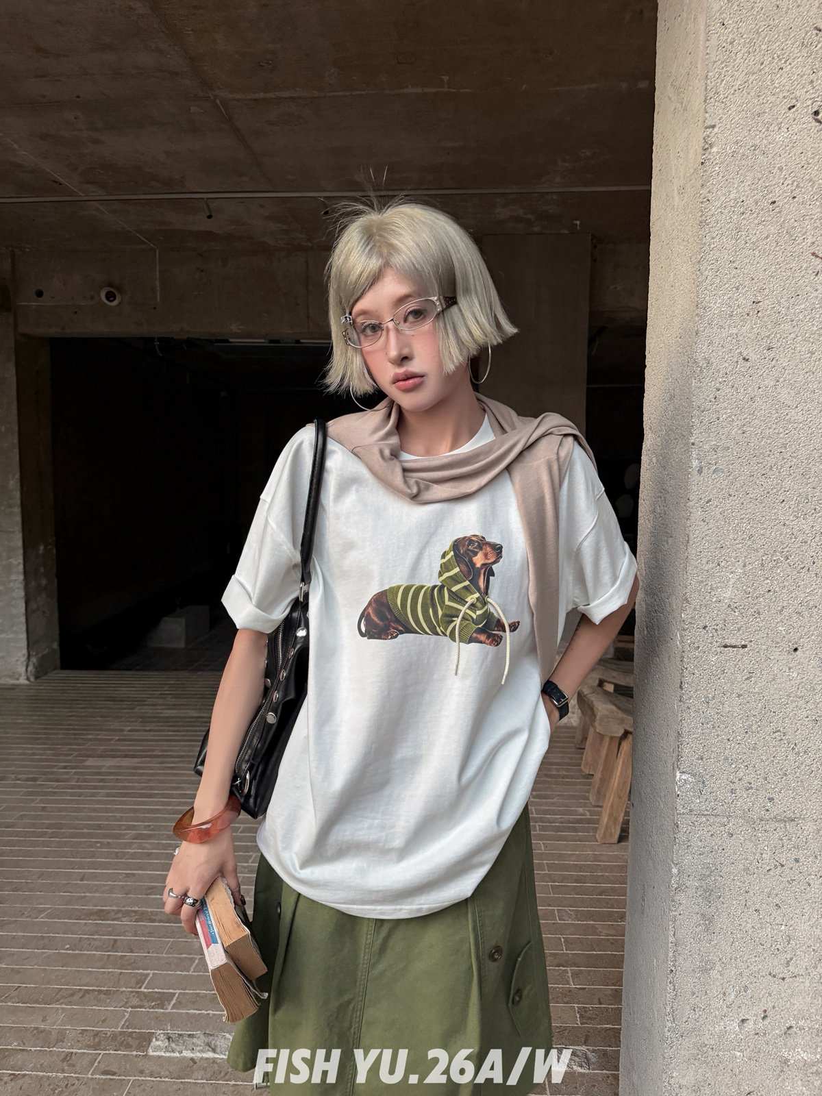 FISH YU美式复古条纹腊肠狗印花立体帽绳装饰宽松圆领磨毛短袖T恤