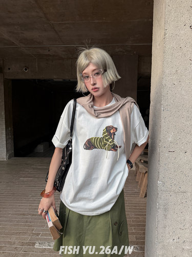 FISH YU美式复古条纹腊肠狗印花立体帽绳装饰宽松圆领磨毛短袖T恤