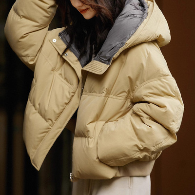 无畏严寒！撞色短款连帽鹅绒服