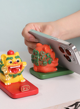 国潮风狮爷懒人手机支架办公室桌面创意摆件彩色小狮子文创手办