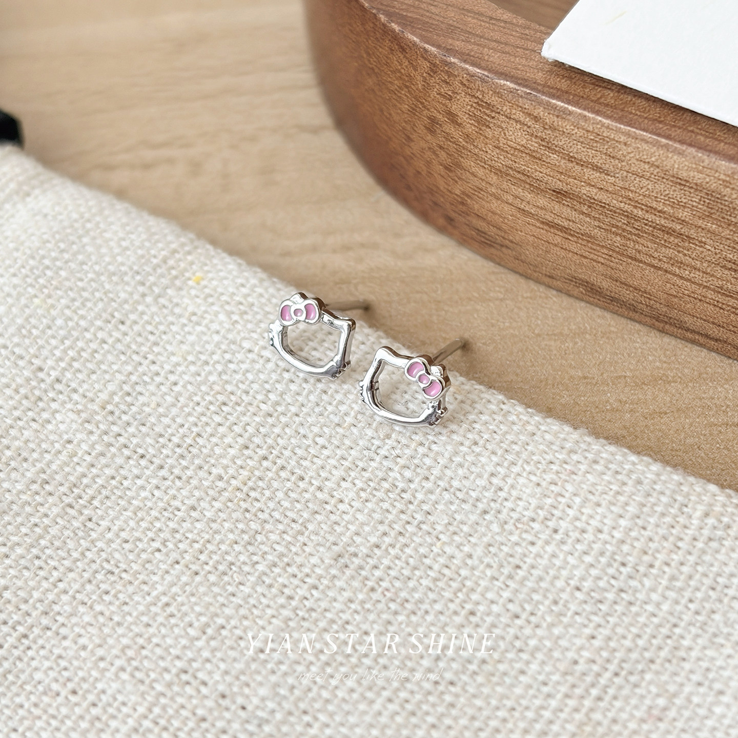 S925纯银卡通猫耳钉银针女小众设计小巧精致简约耳骨钉养耳洞耳饰