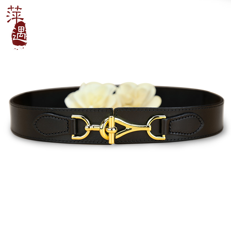 黑色时尚配毛衣羽绒服松紧腰封