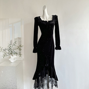 松本丧丧黑丝绒闪片连衣裙方领钻扣鱼尾纱摆显奢雅氛围