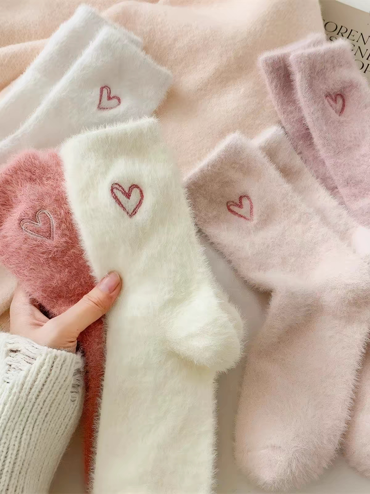 袜子女秋冬季加厚保暖水貂绒中筒袜睡眠居家粉色爱心刺绣毛绒袜子