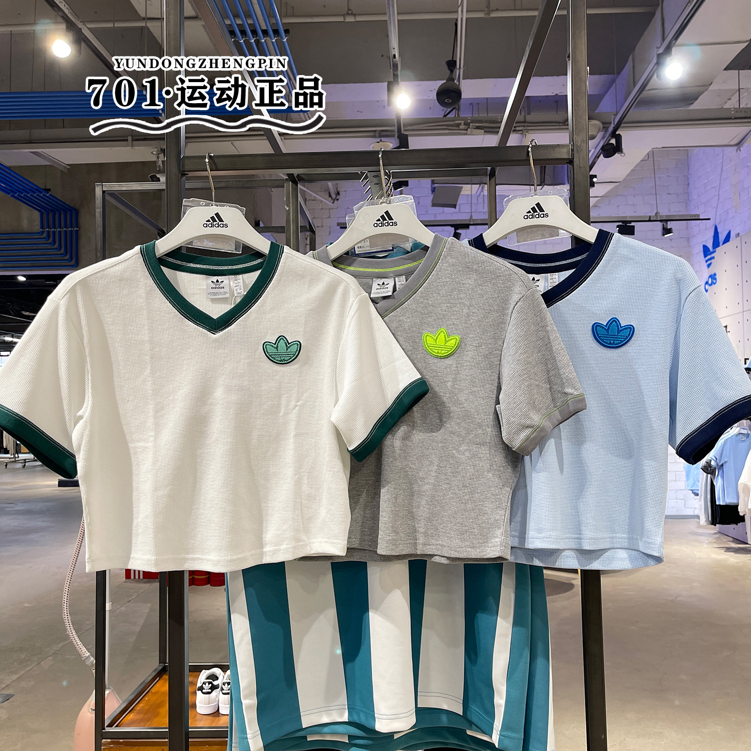 阿迪达斯三叶草女子运动短袖