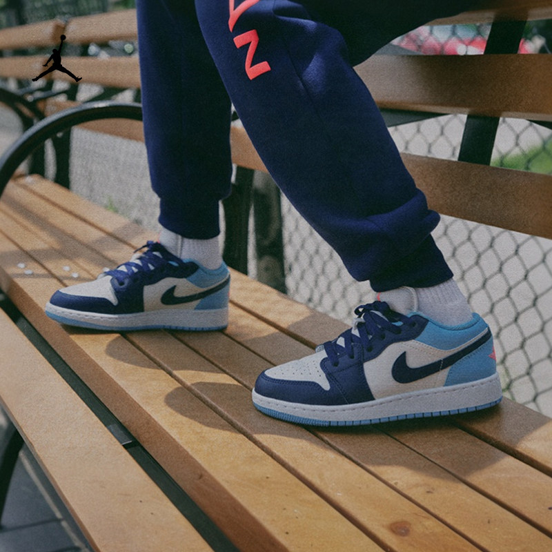 耐克乔丹大童轻便AJ1板鞋春季男女童平底低帮运动鞋JORDAN 553560