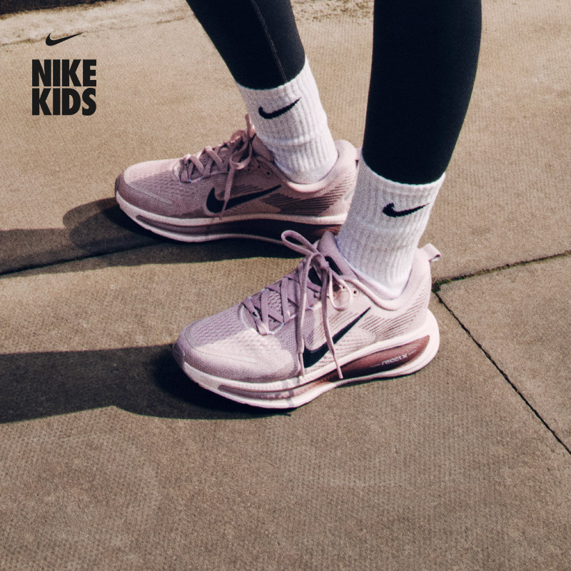 耐克小迈柔大童透气专业跑步鞋春季男女童NIKE VOMERO 18 HQ2157