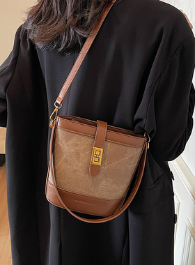 秋冬复古手拎包包女士2026新款时尚百搭单肩斜挎包高级质感水桶包