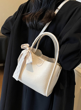 高级感手提包包女士2026新款时尚百搭单肩斜挎包简约通勤包水桶包