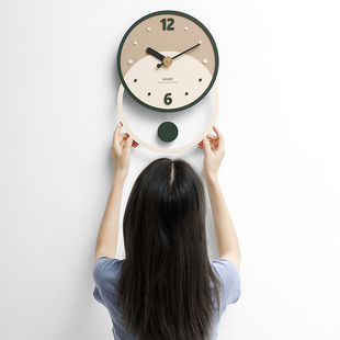 免打孔撞色简约家用客厅时钟2025新款 饰品网红钟表 创意挂钟墙面装
