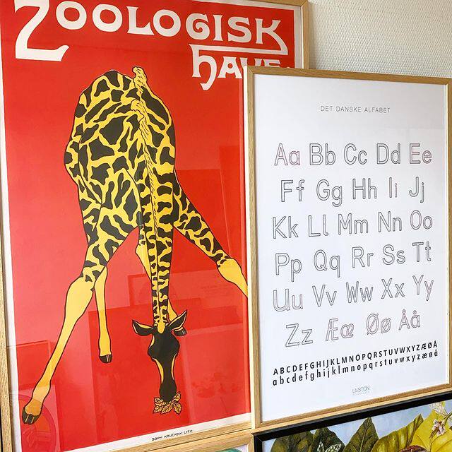 vintage 北欧复古动物园红色长颈鹿有趣 小众装饰画 咖啡店海报