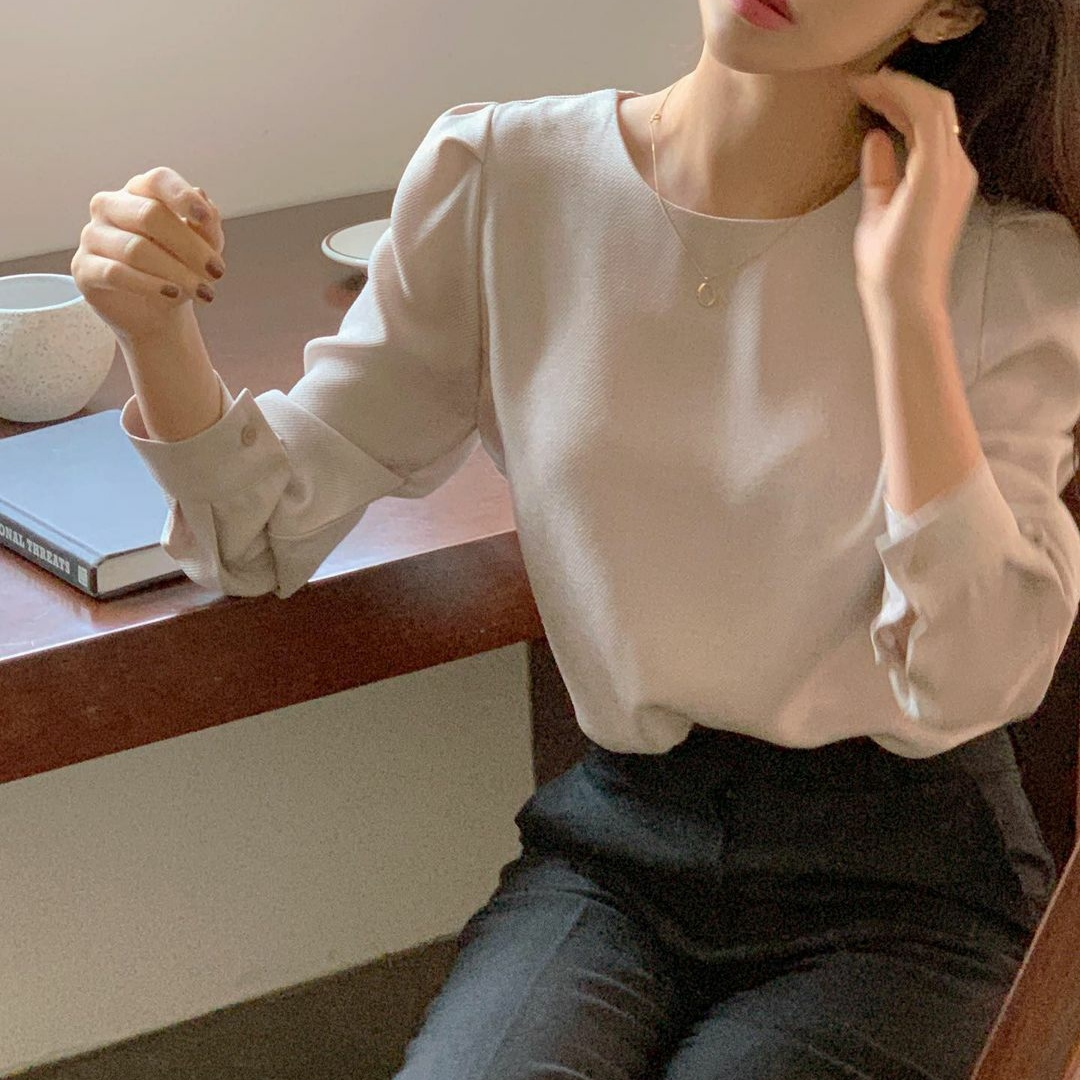Simple and versatile, soft and thin solid shirt with puff sleeves