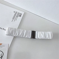 Белый (с вычетом) длина 66 см.