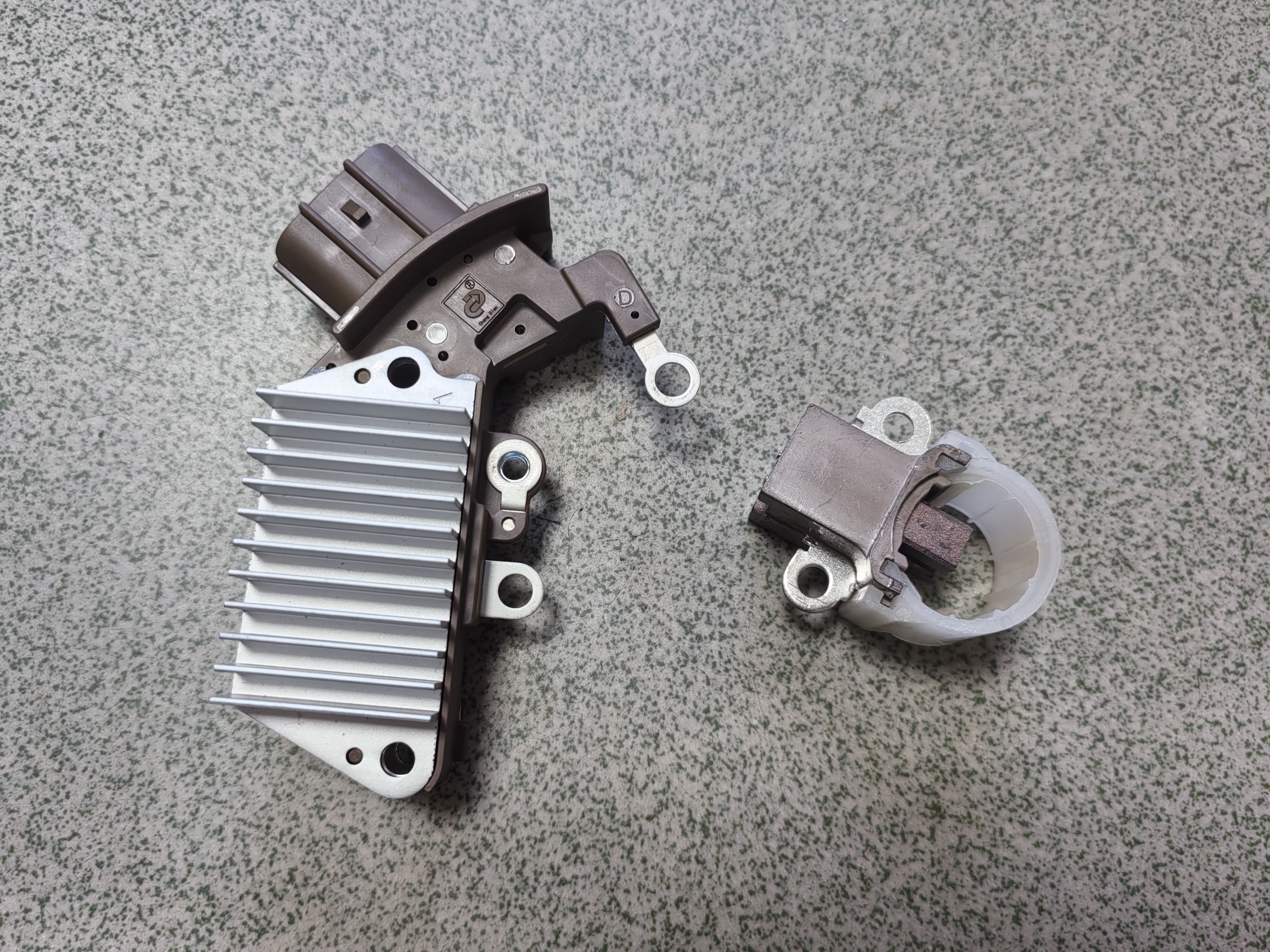 适用长安逸动新悦翔CS25 CS35 CS55欧诺1.3发电机调节器碳刷架