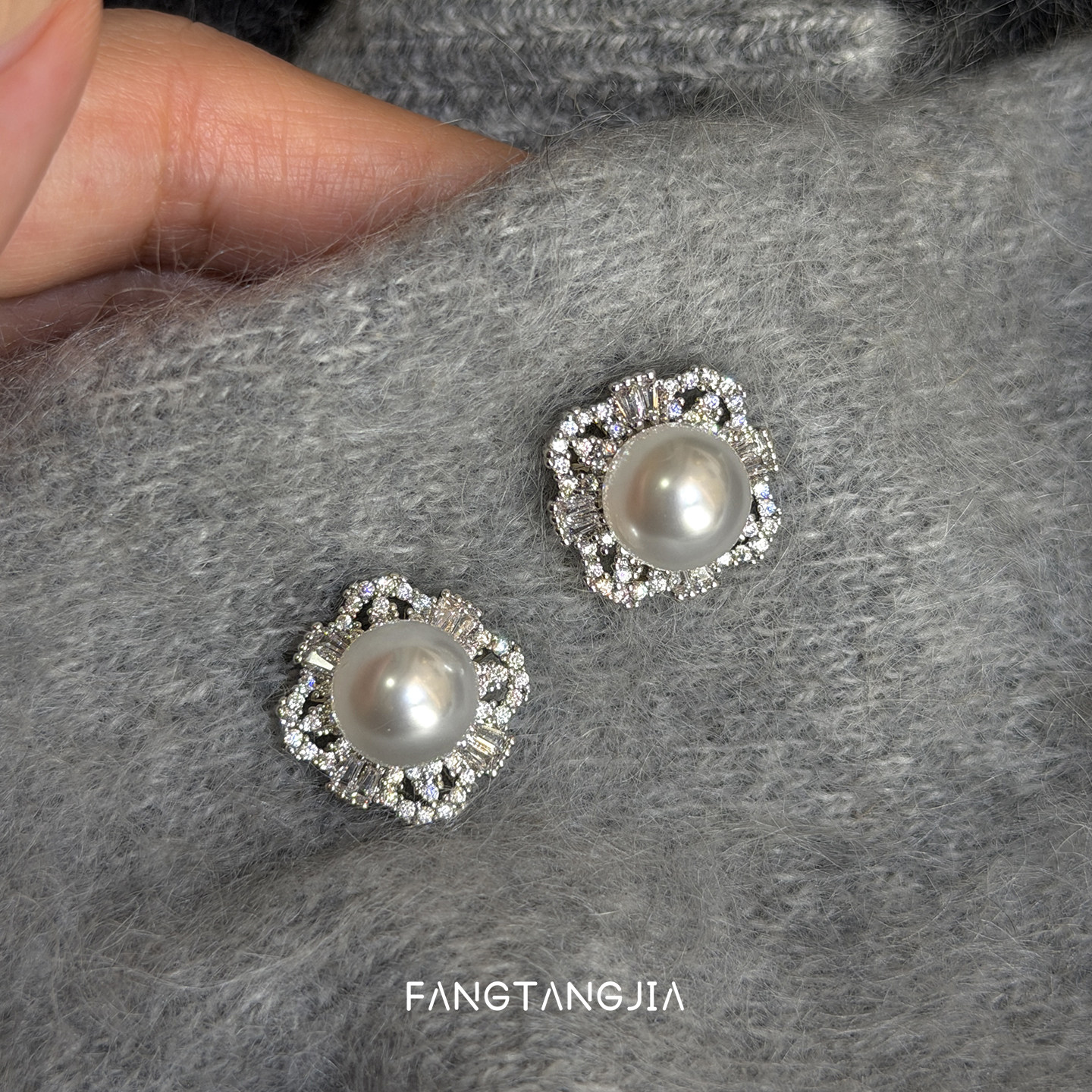 方糖家缎面澳白色珍珠方形耳钉