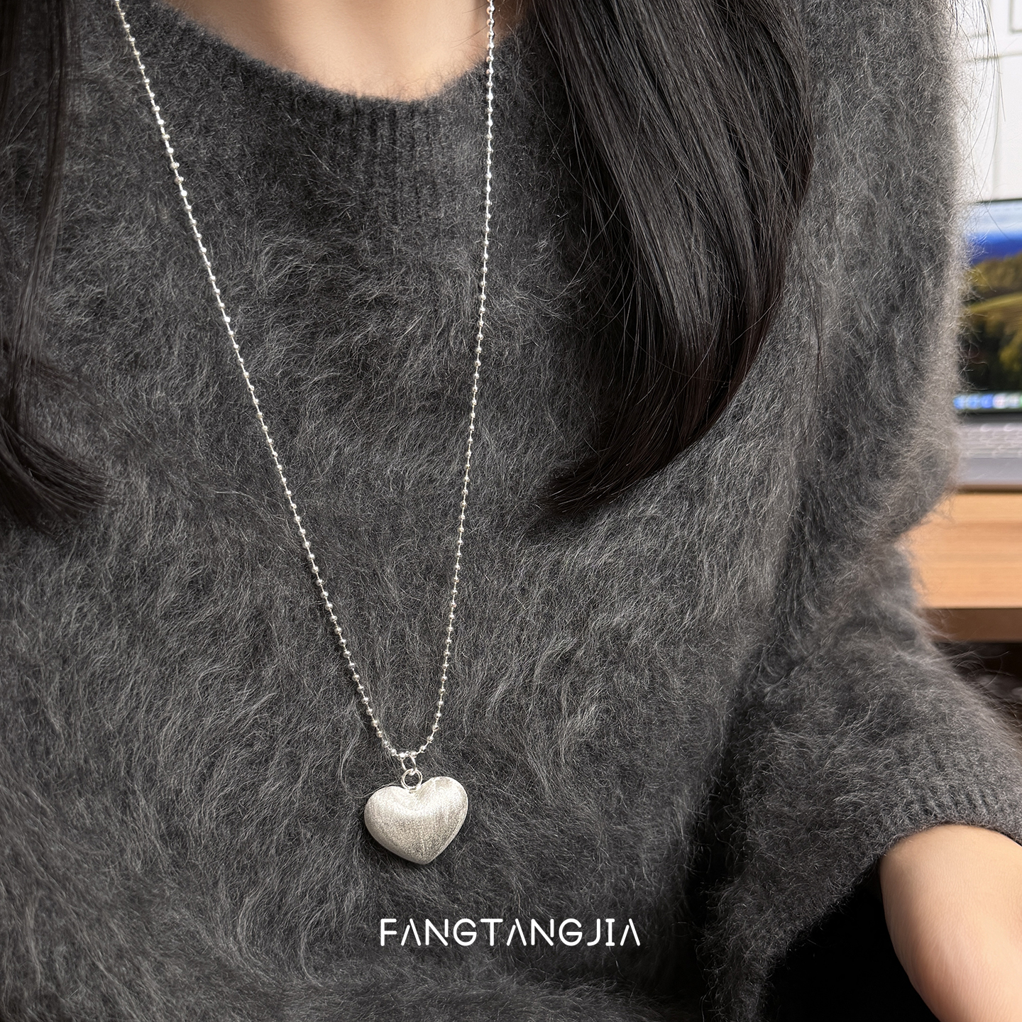 方糖家 银色拉丝砰砰心时髦桃心圆珠毛衣链秋冬小众2025新款项链
