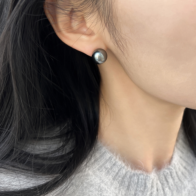 大溪地色深灰正圆珍珠耳环女