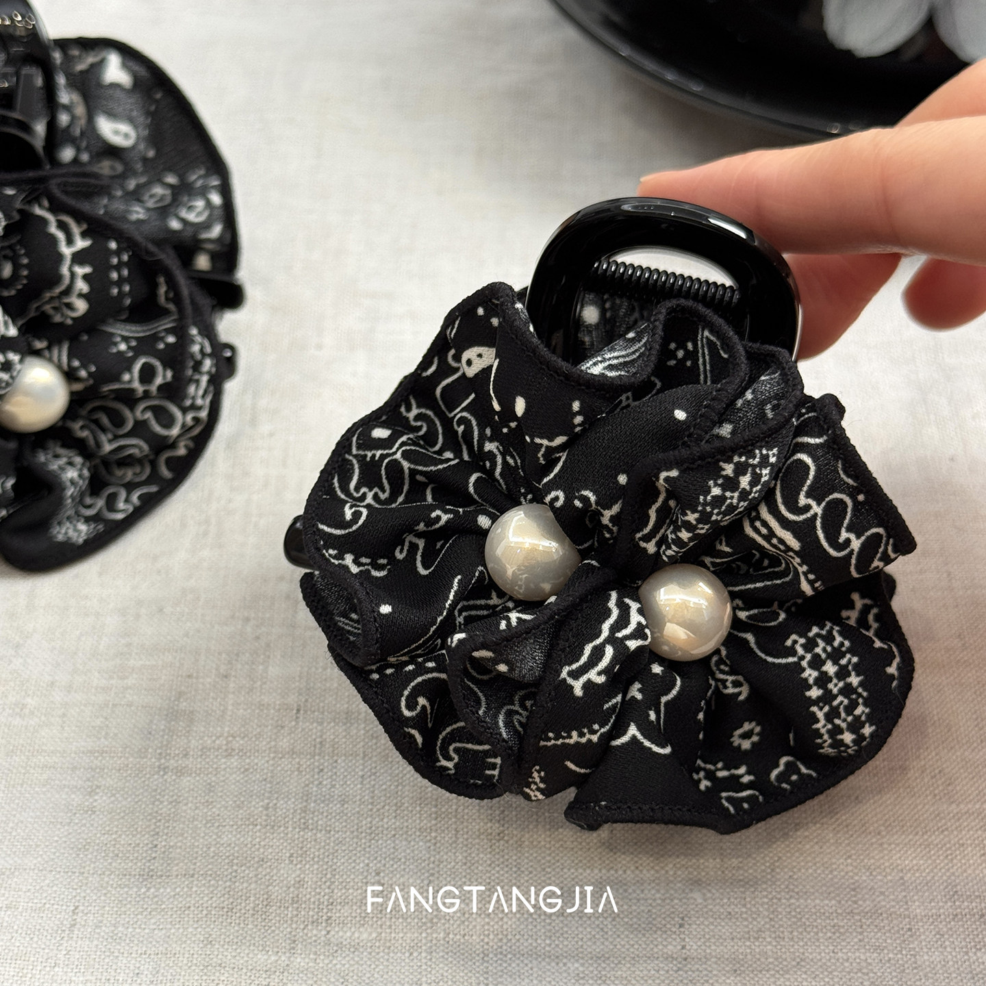 秋冬黑色复古褶皱印花珍珠抓夹女高级感后脑勺马尾气质发夹鲨鱼夹