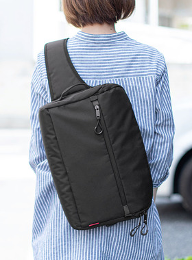日本SANWA山业单肩包女手提电脑包带USB斜挎男背包胸前包多口袋男士休闲潮品黑色邮差包可容纳14英寸笔记本