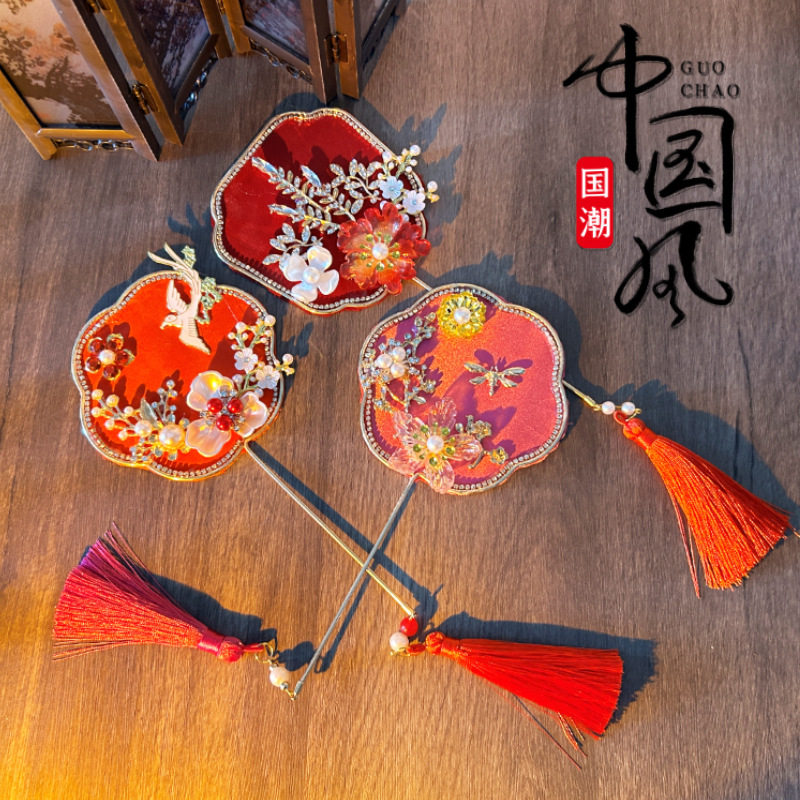 中式秀禾新娘出嫁红色牡丹团扇