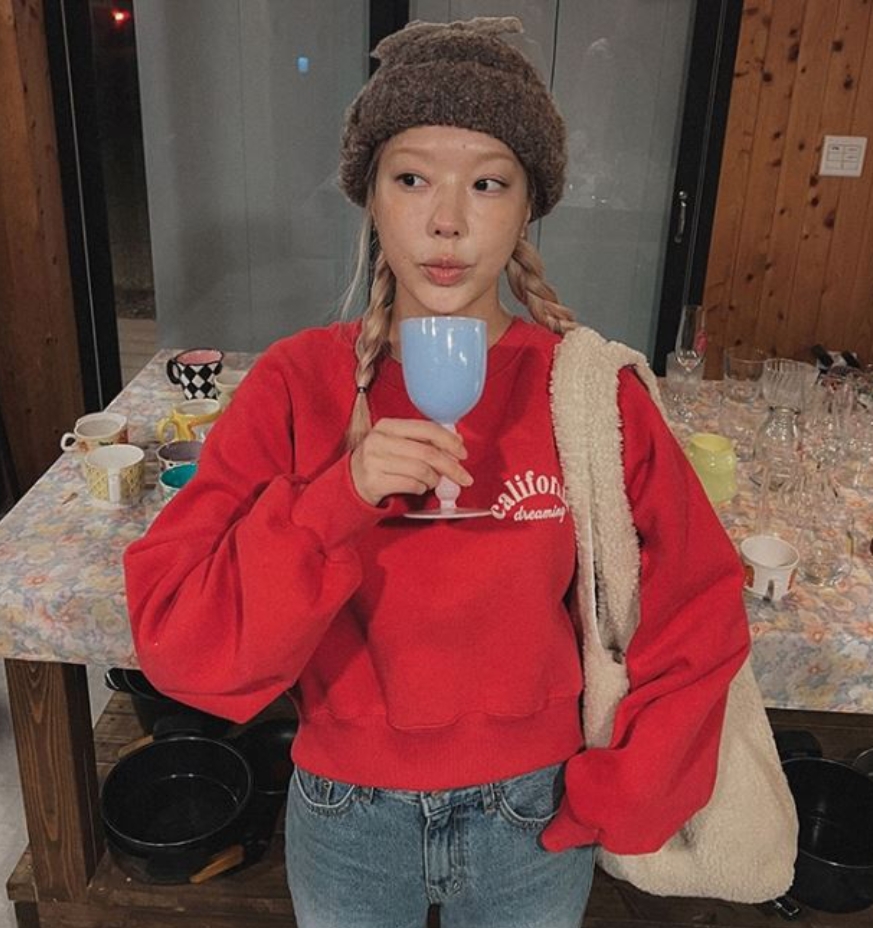 汉娜小姐姐搞怪街头套头打底卫衣
