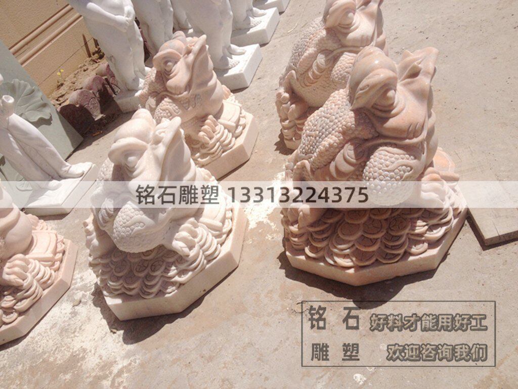 晚霞红雕刻的石雕蟾蜍雕塑 石材金蟾景观摆件 吐水的金蟾雕塑