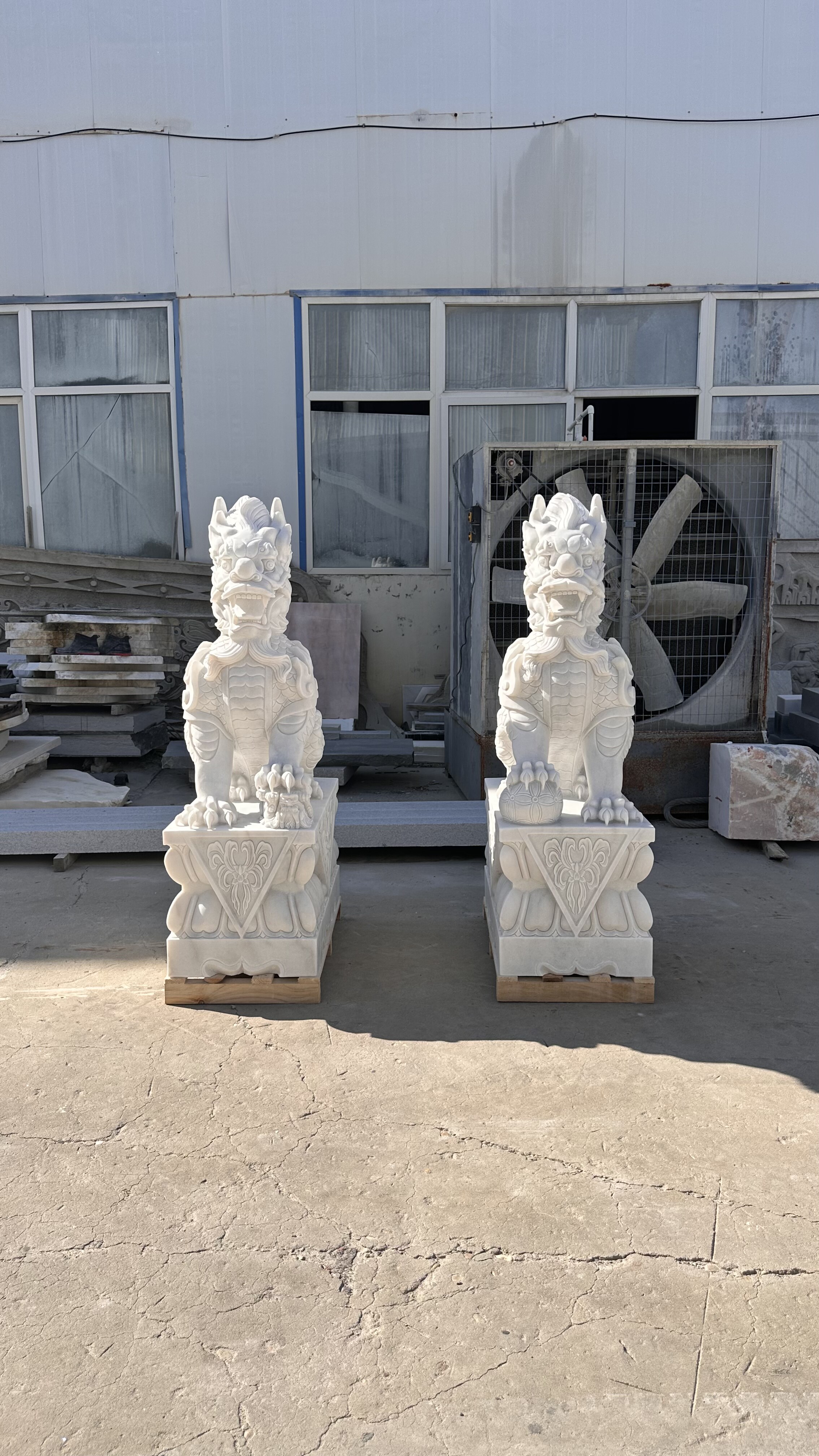 石雕麒麟一对天然汉白玉公母麒麟家用庭院镇宅青石头看门口前摆件