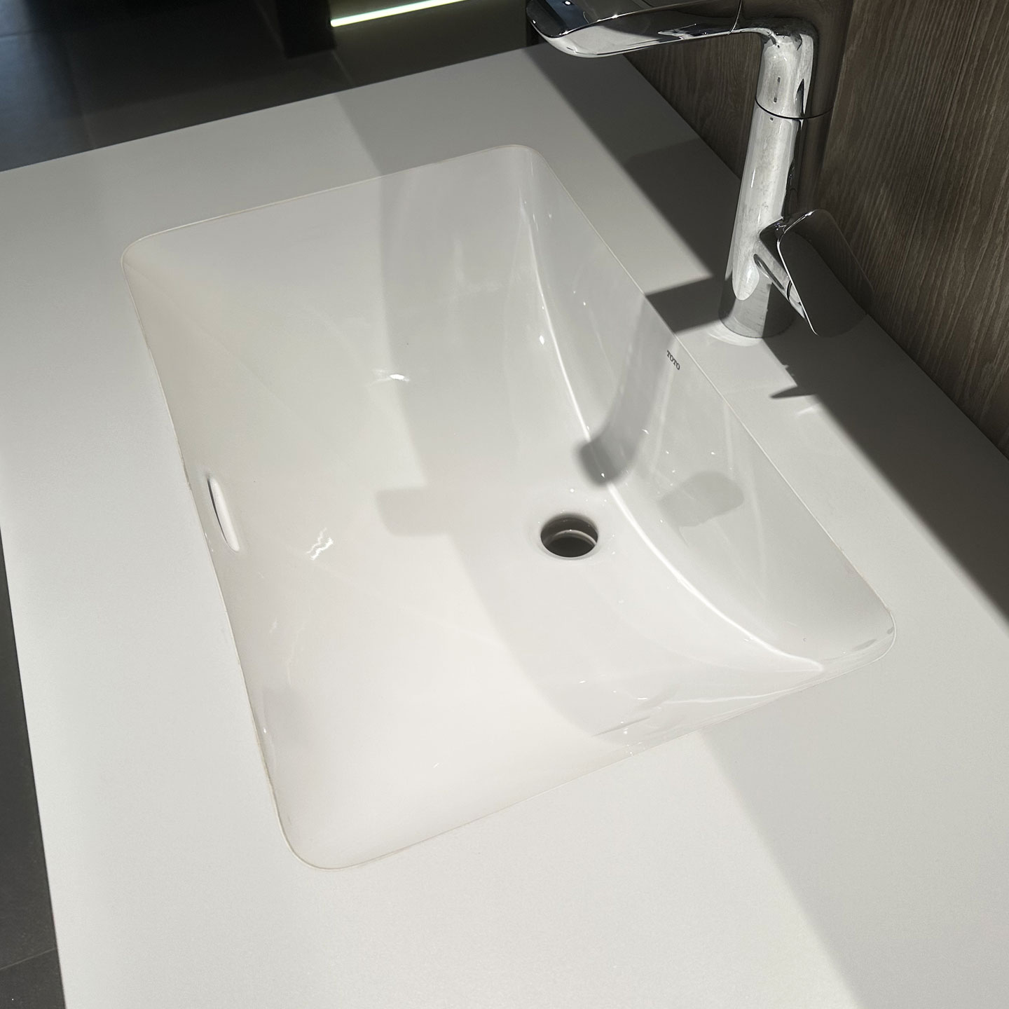 TOTO智洁陶瓷方形台下洗脸盆