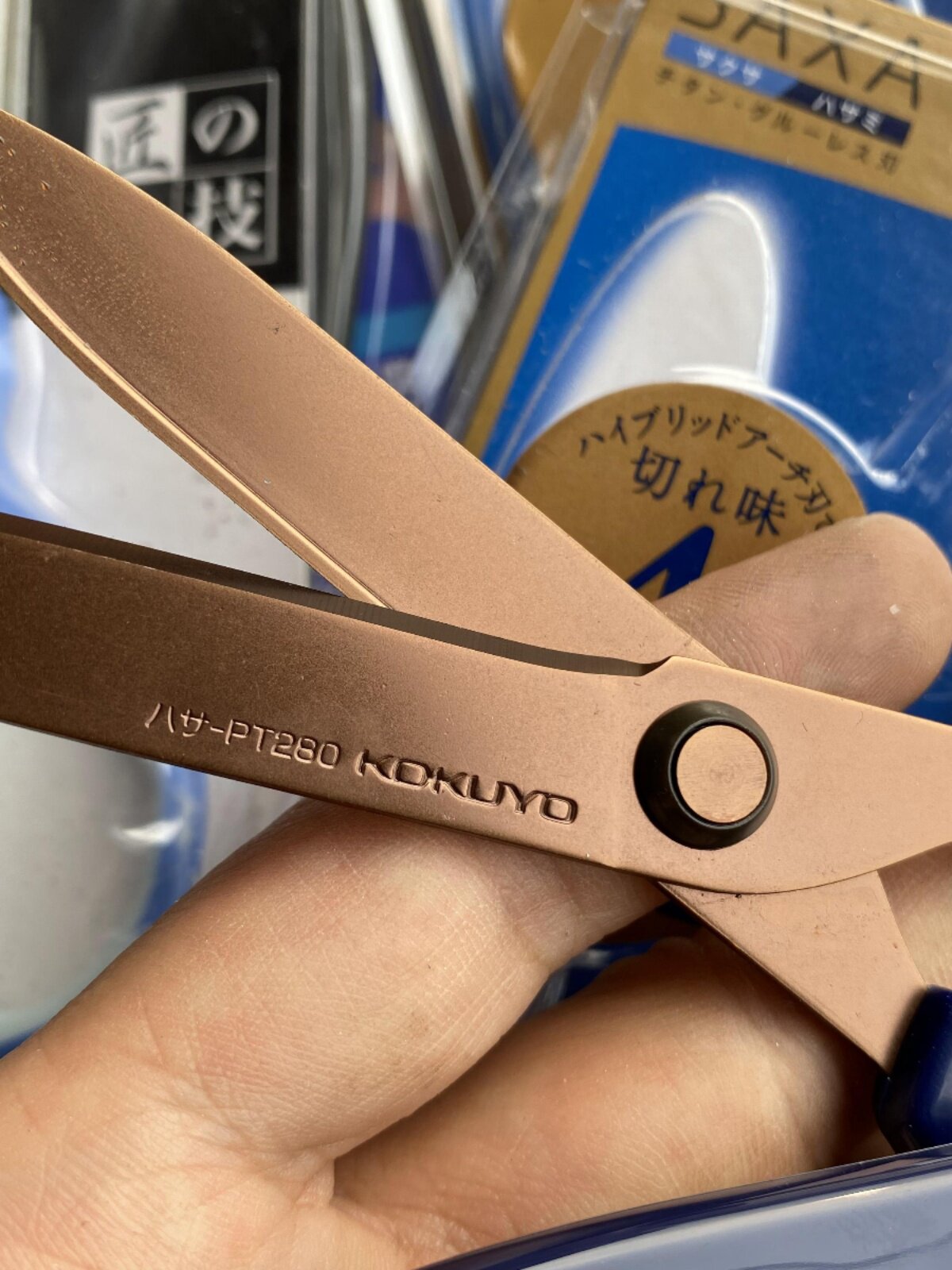 공기 탄성 가위는 접착하기 쉽지 않습니다. 학생 핸드북 아트 불소 코팅 블레이드 사무실 홈 다기능 가위