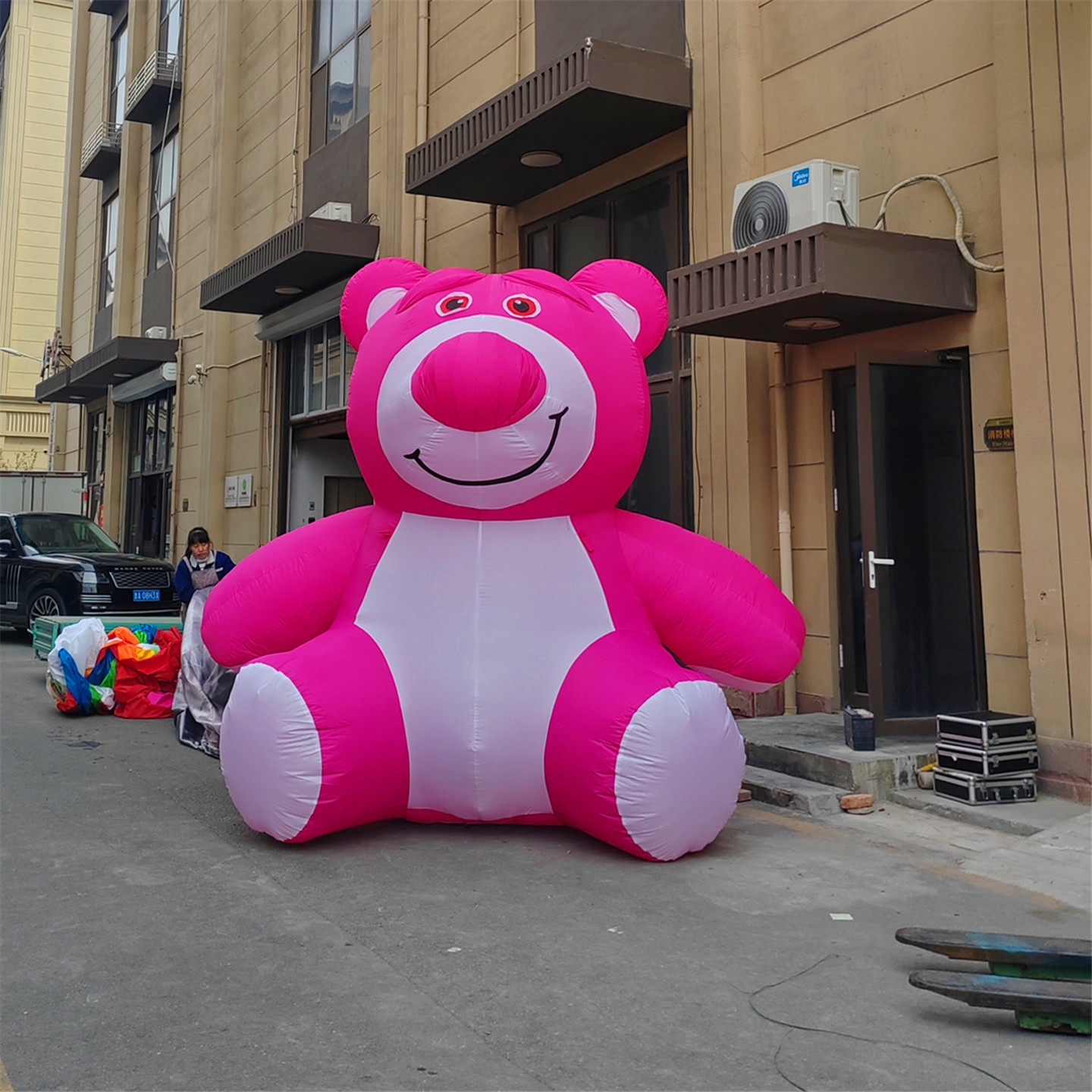 新款充气卡通草莓熊气模库洛米营地维尼熊国庆大红熊布朗熊景区