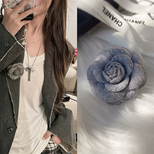 达人车迟恩同款小香风山茶花胸针灰色格雷系立体手工胸花外套别针