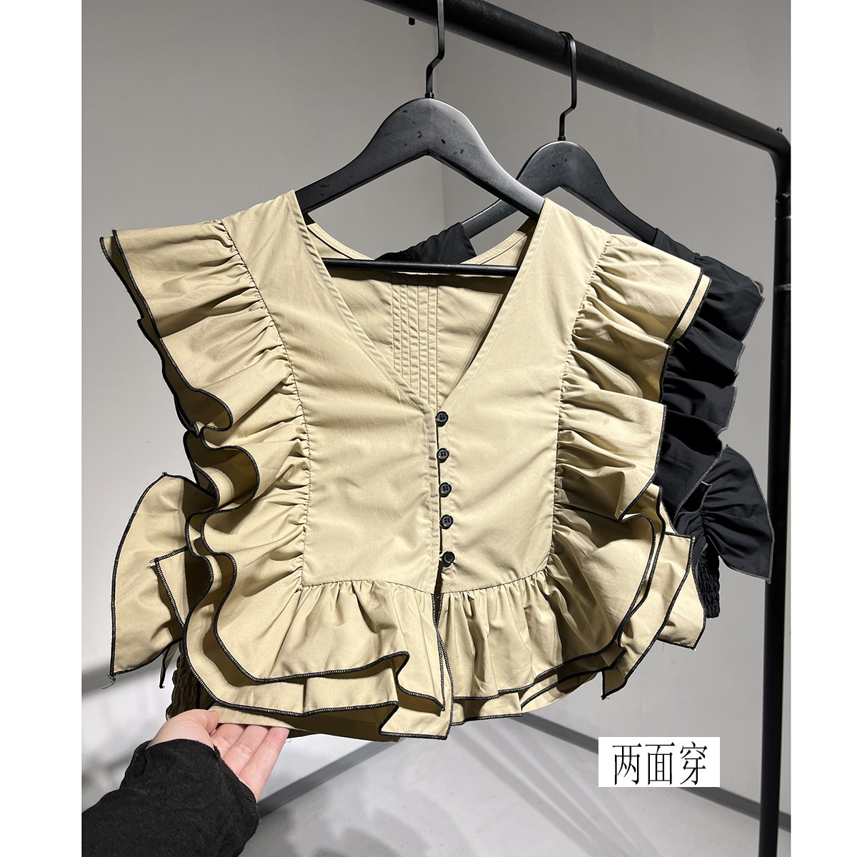 两面穿V领荷叶边小飞袖短款衬衫图片