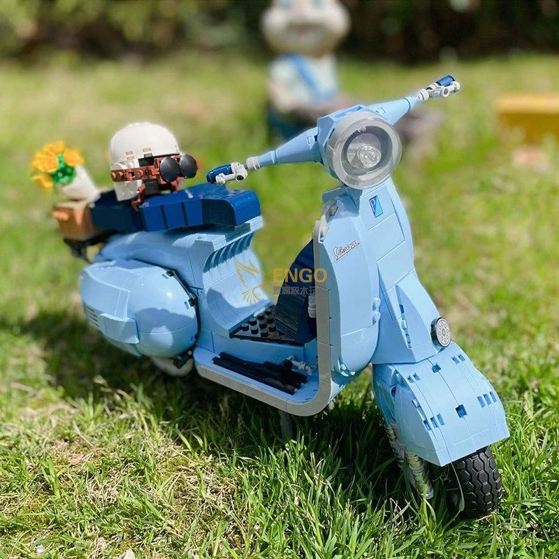 拼图拼搭Vespa韦士柏摩托车小绵羊罗马假日赫本中国积木玩具10298