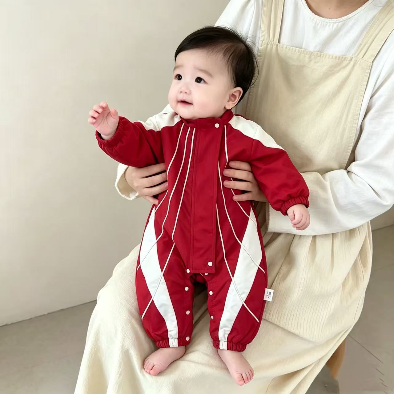 男宝2026新款秋冬加绒连体冲锋衣外套工装外出爬服哈衣