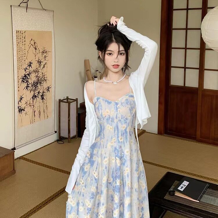 法式蓝色油画中裙海边度假沙滩裙碎花吊带连衣裙女春季高级感女装