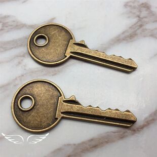 暗区突围主客房钥匙模型机密文件金魔方金属道具复古古铜钥匙挂件