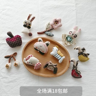 森系手工布艺卡通苹果兔子鸭鸭可爱胸针挂件包包百搭 2025新款