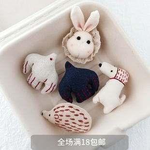 森系手绣布艺动物胸针可爱小熊兔子刺猬小马公仔衣服包包配饰玩偶