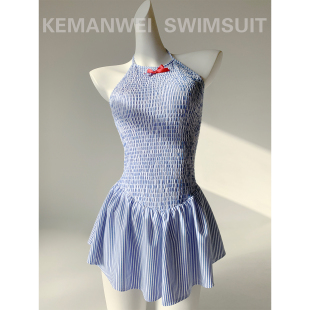 显瘦泳衣女泡温泉新款 堆褶高弹甜美挂脖系带连体裙式 蓝白竖纹
