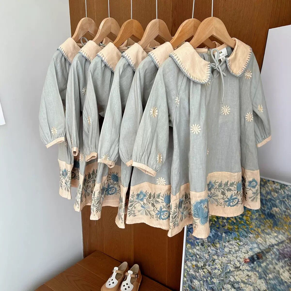 2025秋季apo新款女孩女童欧美风灰蓝雏色菊系重工翻领刺绣连衣裙