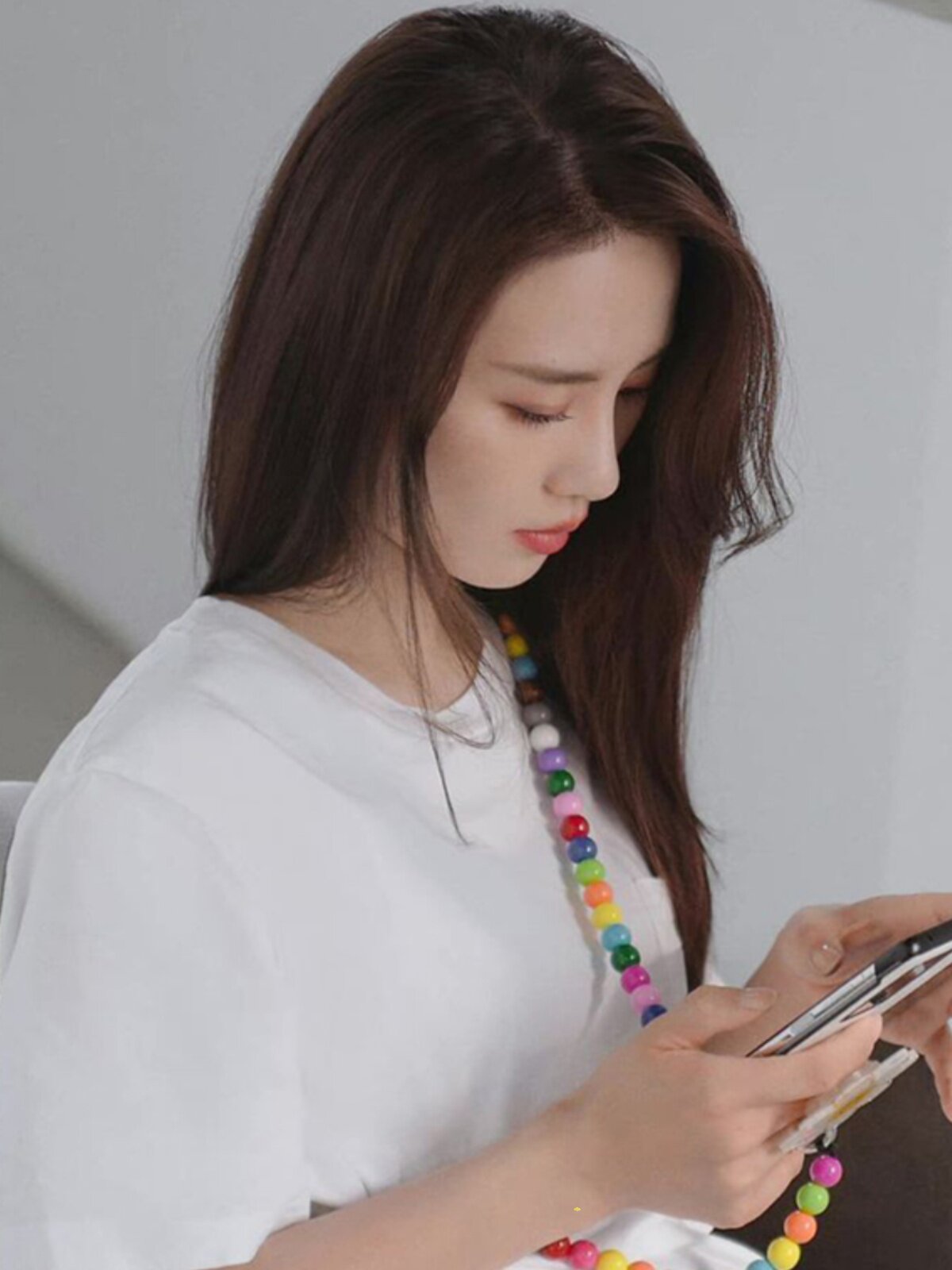 LIU SHISHIS SAME BAG CHAIN CANDY-COLORED MOBILE PHONE CHAIN CROSS-CHEST BAG PEARL CHAIN 2023 NEW NICHE WOMEN