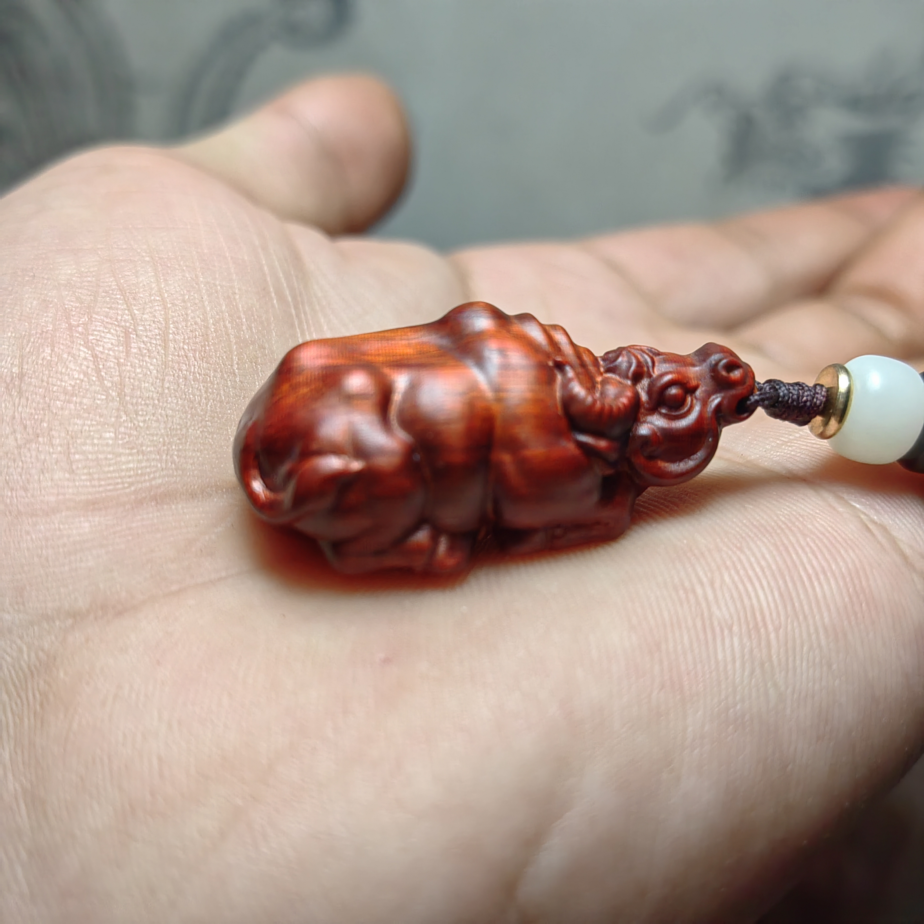 紫檀红木头精雕刻动物生肖牛二车钥匙扣小吊坠文盘玩手把挂件饰品