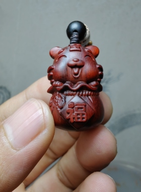紫檀红木头精雕刻老虎钱福袋2车钥匙扣小吊坠文盘玩手把挂件饰品
