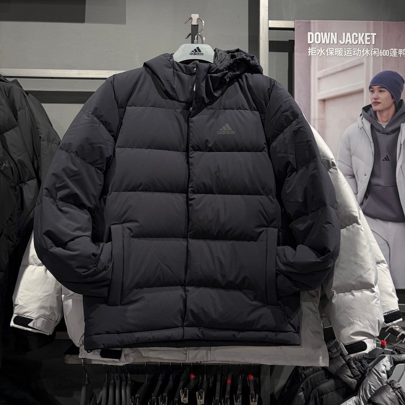 Adidas阿迪达斯男子运动休闲保暖防风连帽羽绒服夹克外套 KE5404