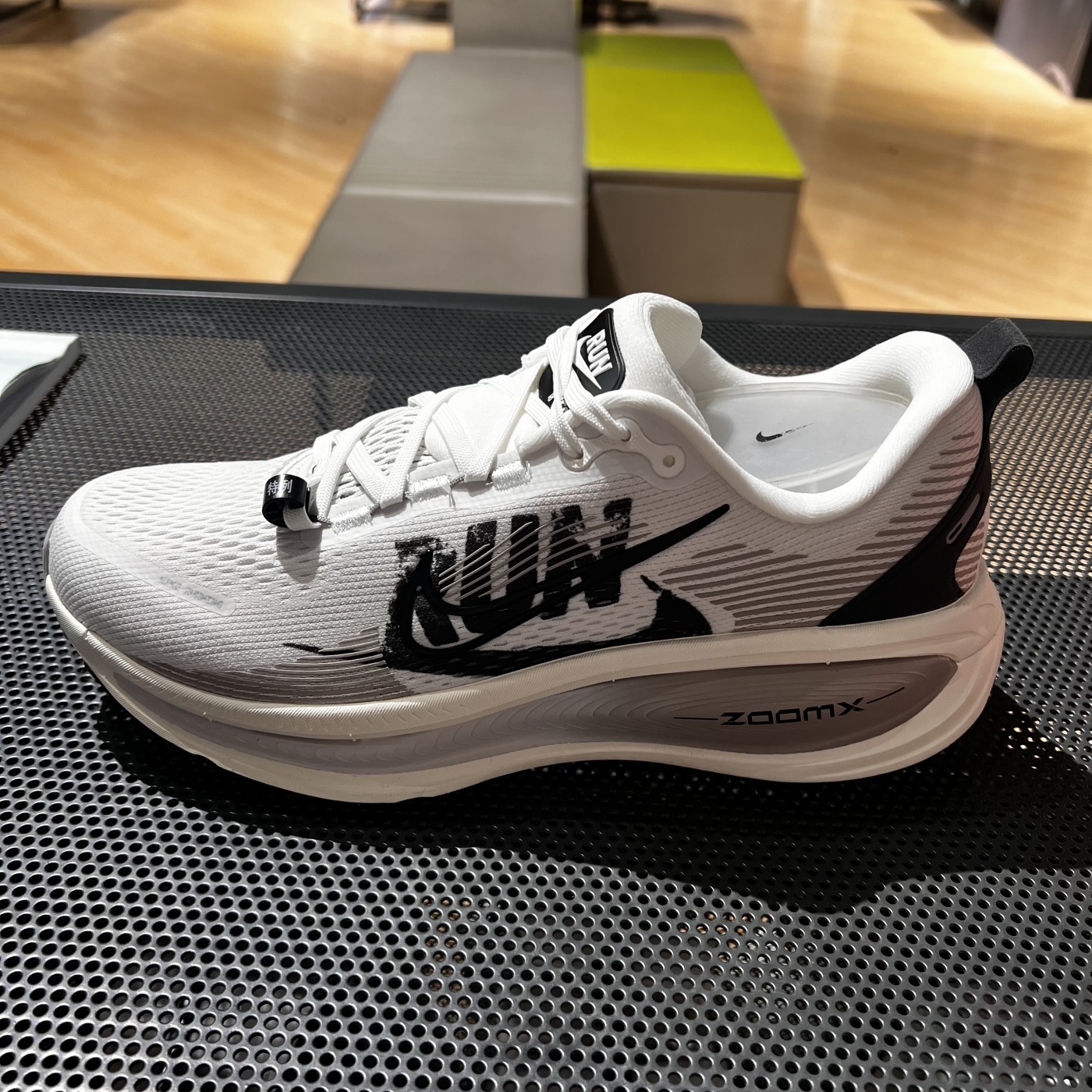 Nike耐克 Vomero 18男子回弹缓震网面透气倒钩跑步鞋IB5726-100