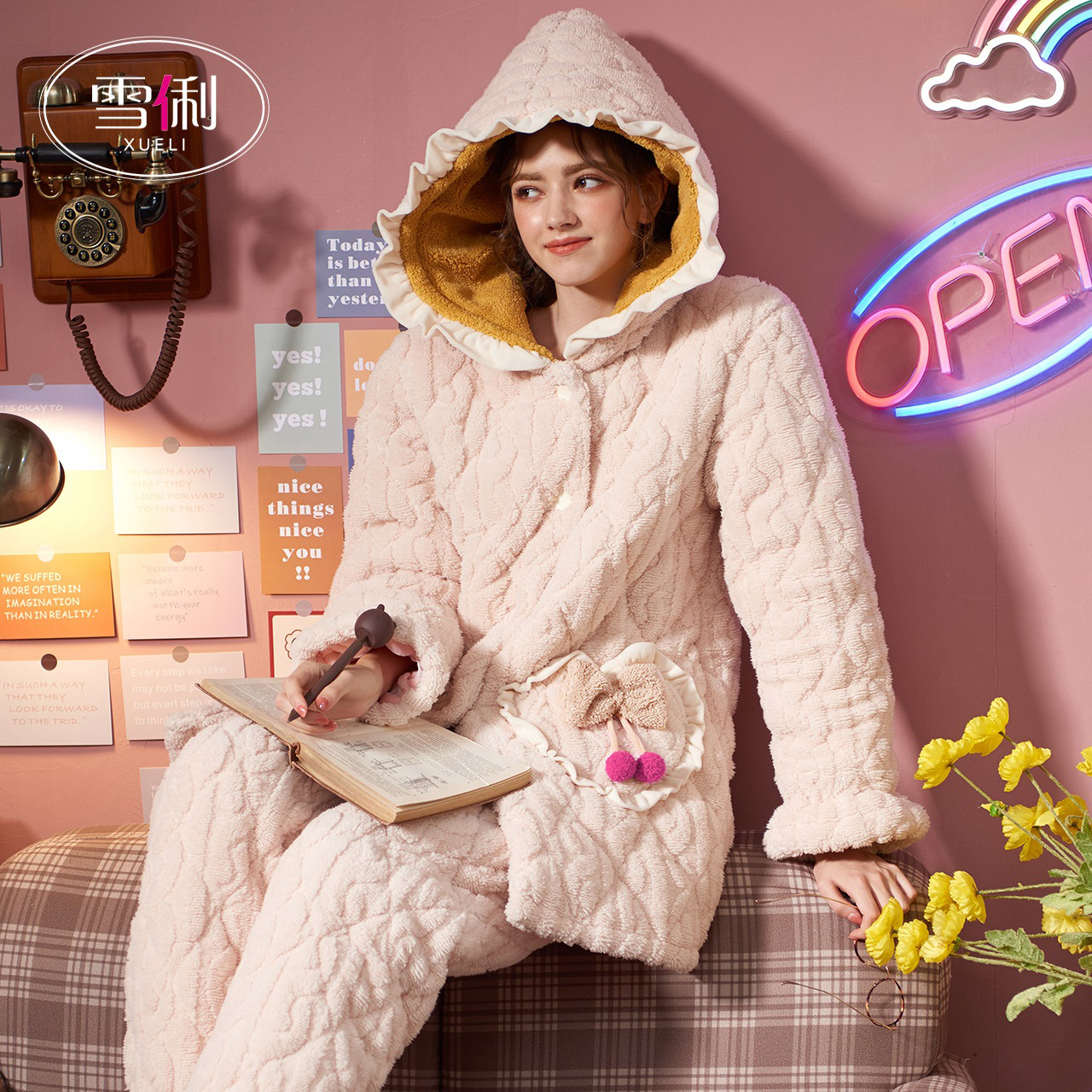 雪俐女珊瑚绒夹棉连帽家居服